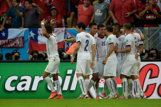Chiles Charles Aránguiz jublar efter 0-2