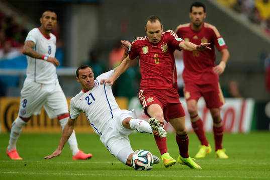 Chiles Marcelo Díaz och Spaniens Andres Iniesta