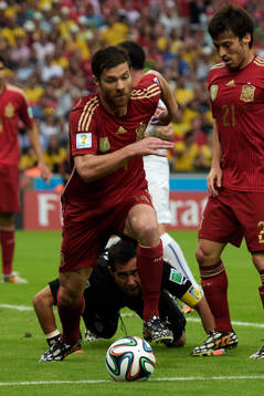 Spaniens Xabi Alonso och Chiles målvakt Claudio Bravo