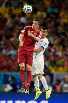 Spaniens Fernando Torres och Chiles Eduardo Vargas efter fotbollsmatchen mellan Spanien och Chile