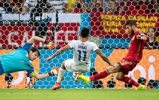 Chiles Eduardo Vargas gör 1-0 bakom Spaniens målvakt Iker Casillas och Sergio Ramos