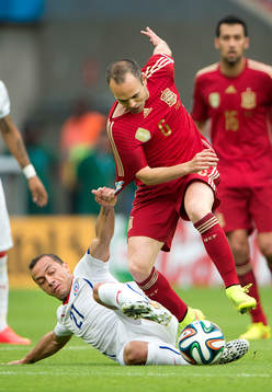 Spaniens Andres Iniesta och Chiles Marcelo Diaz