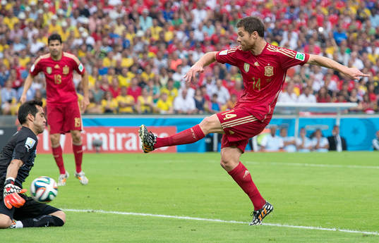 Spaniens Xabi Alonso missar ett friläge mot Chiles målvakt Claudio Bravo