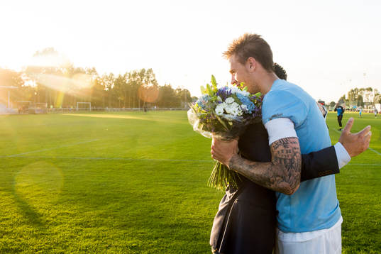 Malmö FFs sportchef Daniel Andersson kramar om Pontus Jansson som gjorde sin sista match innan flytten till Torino