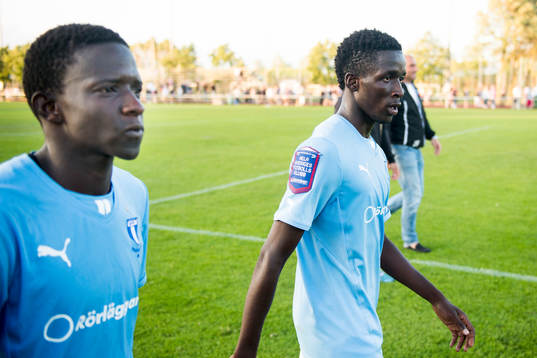 Malmö FFs provspelare Osseynou Ndiaye och Seydina Keita lämnar planen