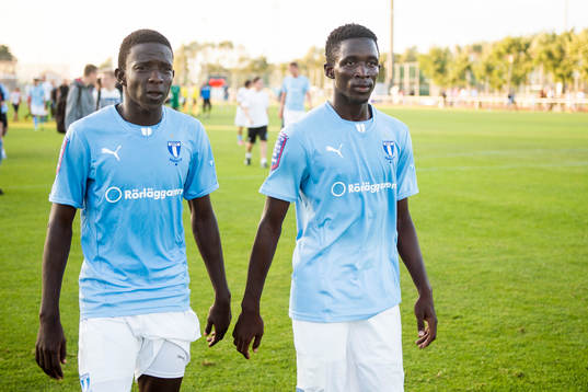 Malmö FFs provspelare Osseynou Ndiaye och Seydina Keita lämnar planen