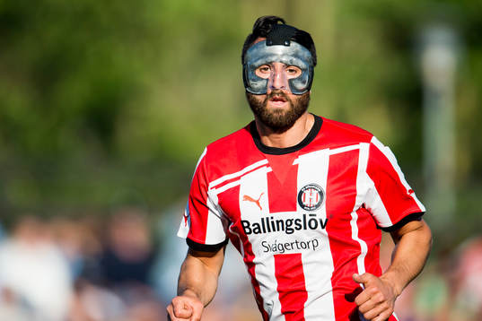 Höllvikens Yousef Fakhro med ett ansiktsskydd