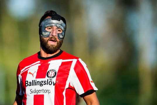 Höllvikens Yousef Fakhro med ett ansiktsskydd