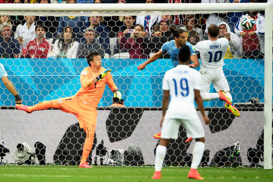 Englands Wayne Rooney nickar i kryssribban