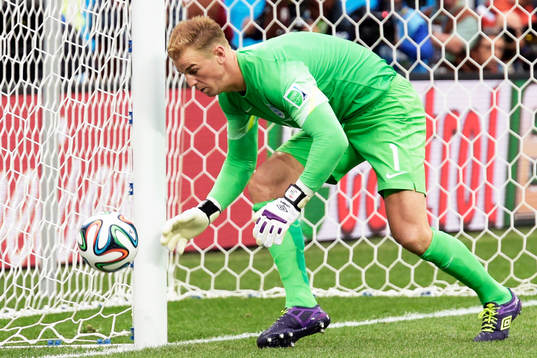 Englands målvakt Joe Hart släpper så när in 0-2