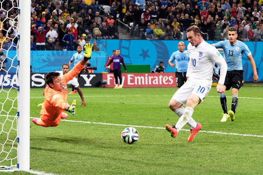 Englands Wayne Rooney gör 1-1