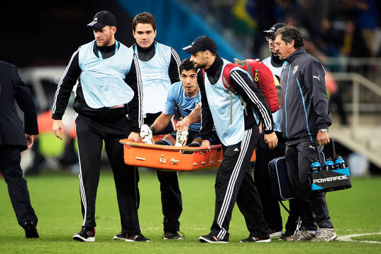 Uruguays Luis Suarez bär ut