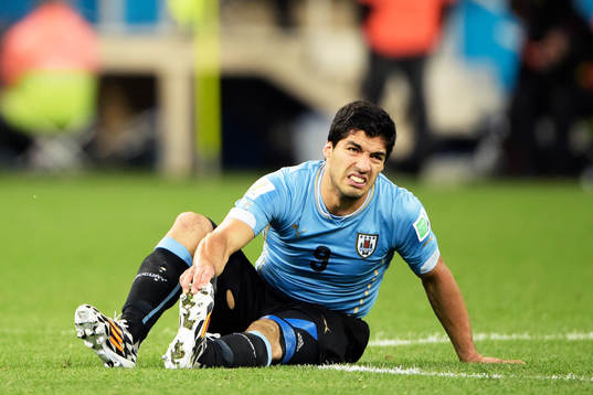 Uruguays Luis Suarez tvåmålsskytt och skadad