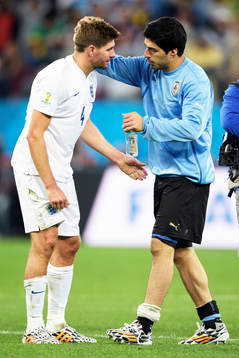 Englands Steven Gerrard och Uruguays Luis Suarez efter fotbollsmatchen mellan England och Uruguay