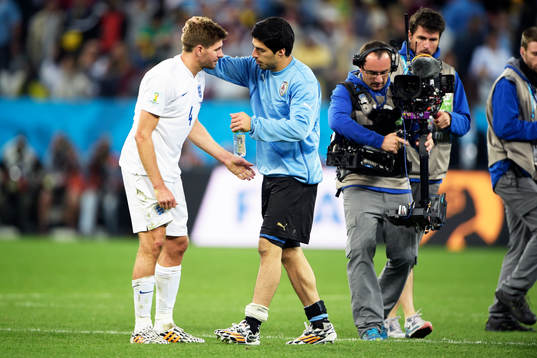 Englands Steven Gerrard och Uruguays Luis Suarez efter fotbollsmatchen mellan England och Uruguay