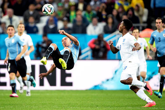 Englands Raheem Sterling  och Uruguays Egidio Arevalo