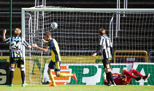 Ängelholms Muamet Asanovski gör 1-0 bakom Landskronas målvakt Niklas Uddenäs