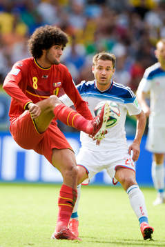 Belgiens Marouane Fellaini och Rysslands Victor Fayzulin