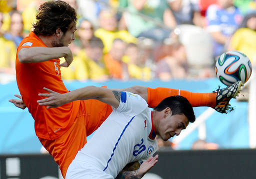  SAO PAULO, BRASIL - JUNIO 18: Daley Blind (I) de Holanda y Charles Aranguiz (D) de Chile, durante el tercer juego de la fase de grupos de la Copa del Mundo de Brasil 2014 en el Estadio Arena de Corinthians en Sao Paulo, Brasil el 23 de junio de 2014. (