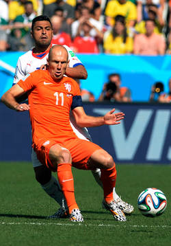  SAO PAULO, BRASIL - JUNIO 18: Arjen Robben de Holanda y Gonzalo Jara de Chile, durante el tercer juego de la fase de grupos de la Copa del Mundo de Brasil 2014 en el Estadio Arena de Corinthians en Sao Paulo, Brasil el 23 de junio de 2014. (