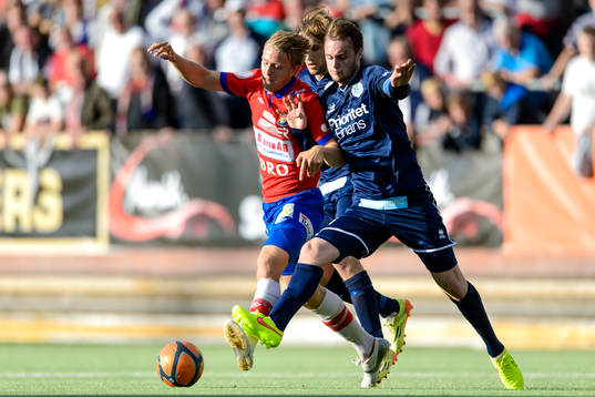 Örgrytes Johan Hedman i närkamp med Utsiktens Niklas Olsson