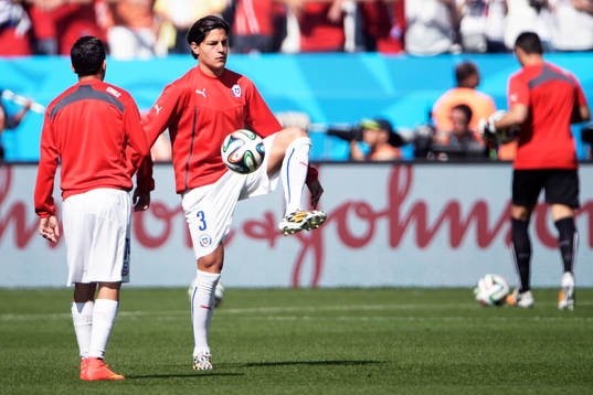 Chiles Miiko Albornoz innan fotbollsmatchen mellan Holland och Chile