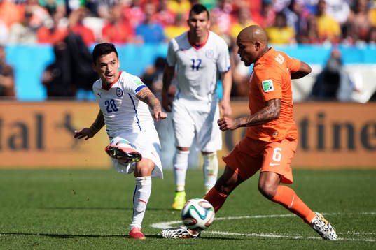 Chiles Charles Aranguiz och Hollands Daryl Janmaat