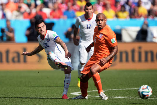 Chiles Charles Aranguiz och Hollands Daryl Janmaat
