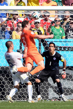 Hollands Stefan de Vrij nickar mot Chiles målvakt Claudio Bravo