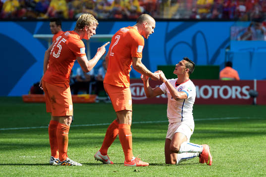 Hollands Dirk Kuyt och Ron Vlaar och Chiles Alexis Sanchez