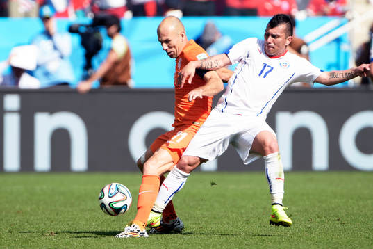 Hollands Arjen Robben och Chiles Gary Medel