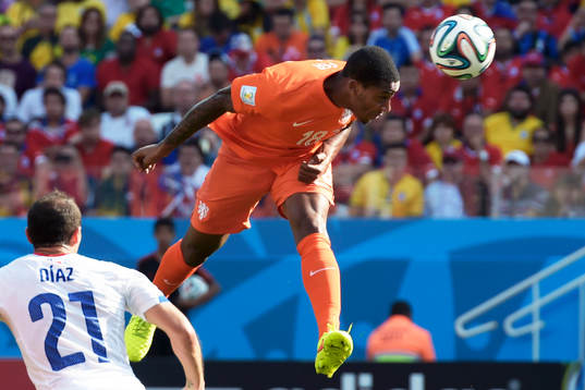 Hollands Leroy Fer nickar in 1-0