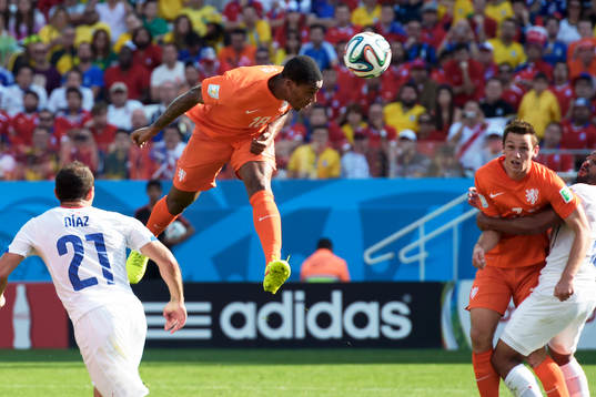 Hollands Leroy Fer nickar in 1-0