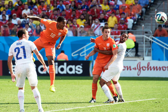 Hollands Leroy Fer nickar in 1-0
