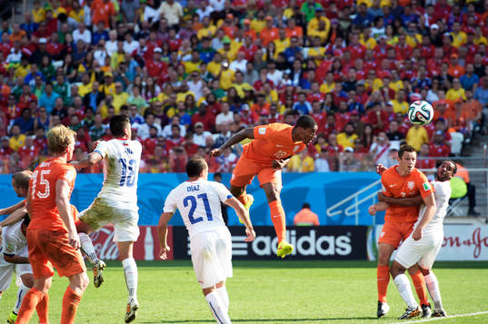 Hollands Leroy Fer nickar in 1-0
