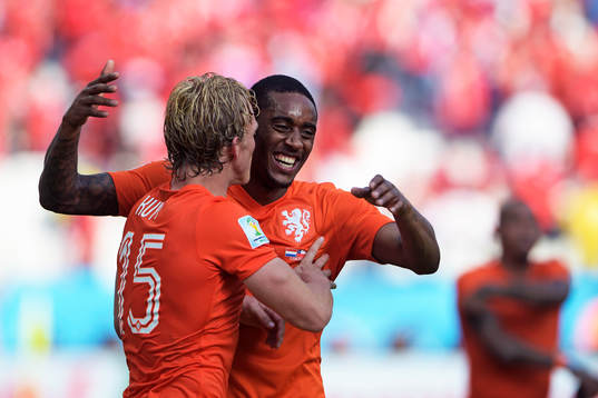 Hollands Dirk Kuyt och Leroy Fer jublar