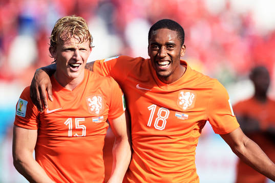 Hollands Dirk Kuyt och Leroy Fer jublar