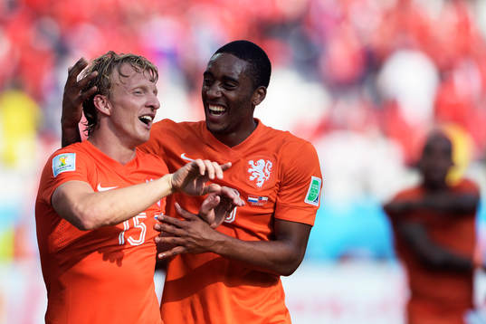 Hollands Dirk Kuyt och Leroy Fer jublar