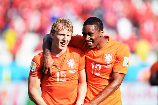 Hollands Dirk Kuyt och Leroy Fer jublar