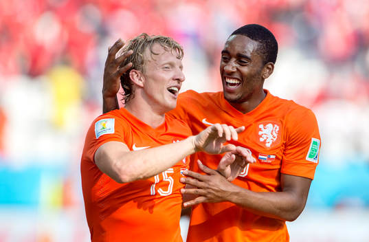 Hollands Dirk Kuyt och Leroy Fer jublar