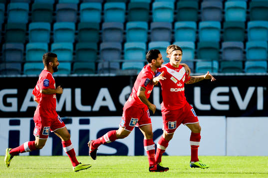 Assyriskas Fredrik Holster (th) jublar efter 0-1