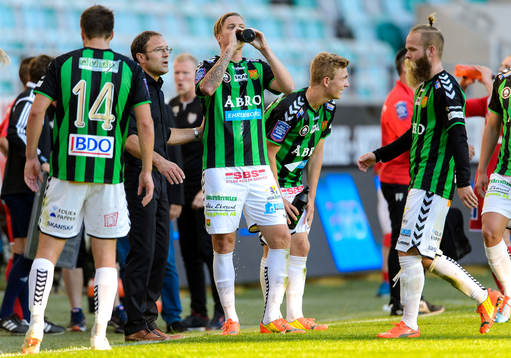 GAIS tränare Per-Ola Ljung pratar med GAIS Andreas Drugge