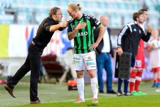 GAIS tränare Per-Ola Ljung pratar med Emil Eliasson