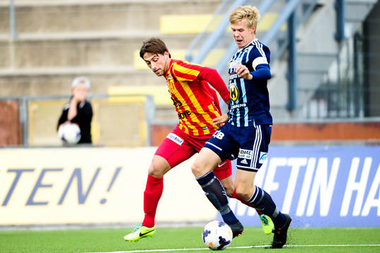 Husqvarnas Didric Andersson i kamp med Syrianskas Nikola Grubjesic