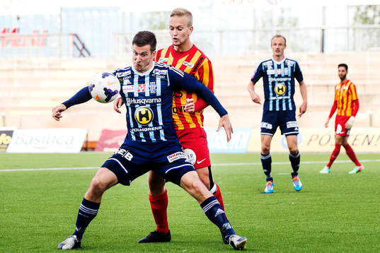 Syrianskas Alexander Michel i kamp med Husqvarnas Andreas Tegström