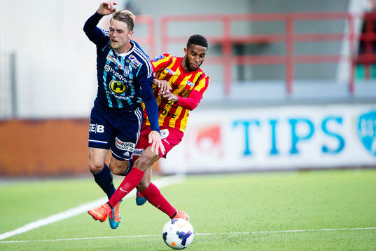Husqvarnas Thomas Hansson i kamp med Syrianskas Yussuf Saleh