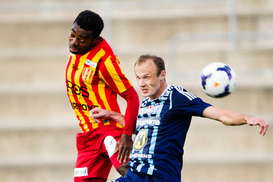 Syrianskas Success Chimankpa Nwosu och Husqvarnas Dragan Kapcevic  