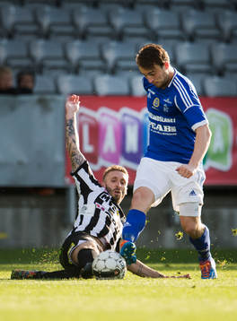 Landskronas Andrew Stadler glidtacklar GIF Sundsvalls Rúnar Már Sigurjónsson
