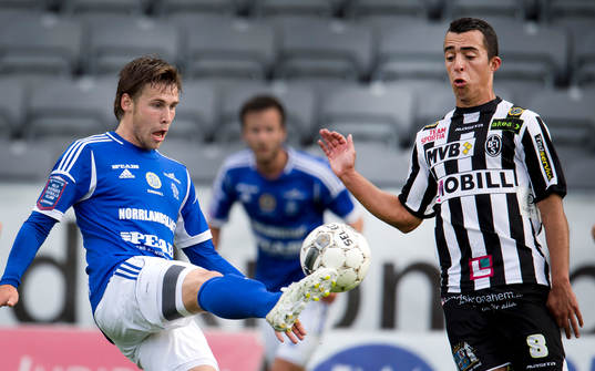 GIF Sundsvalls Daniel Sliper plockar ner bollen framför