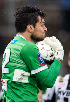 Landskronas målvakt Niklas Uddenäs fångar bollen i skopan